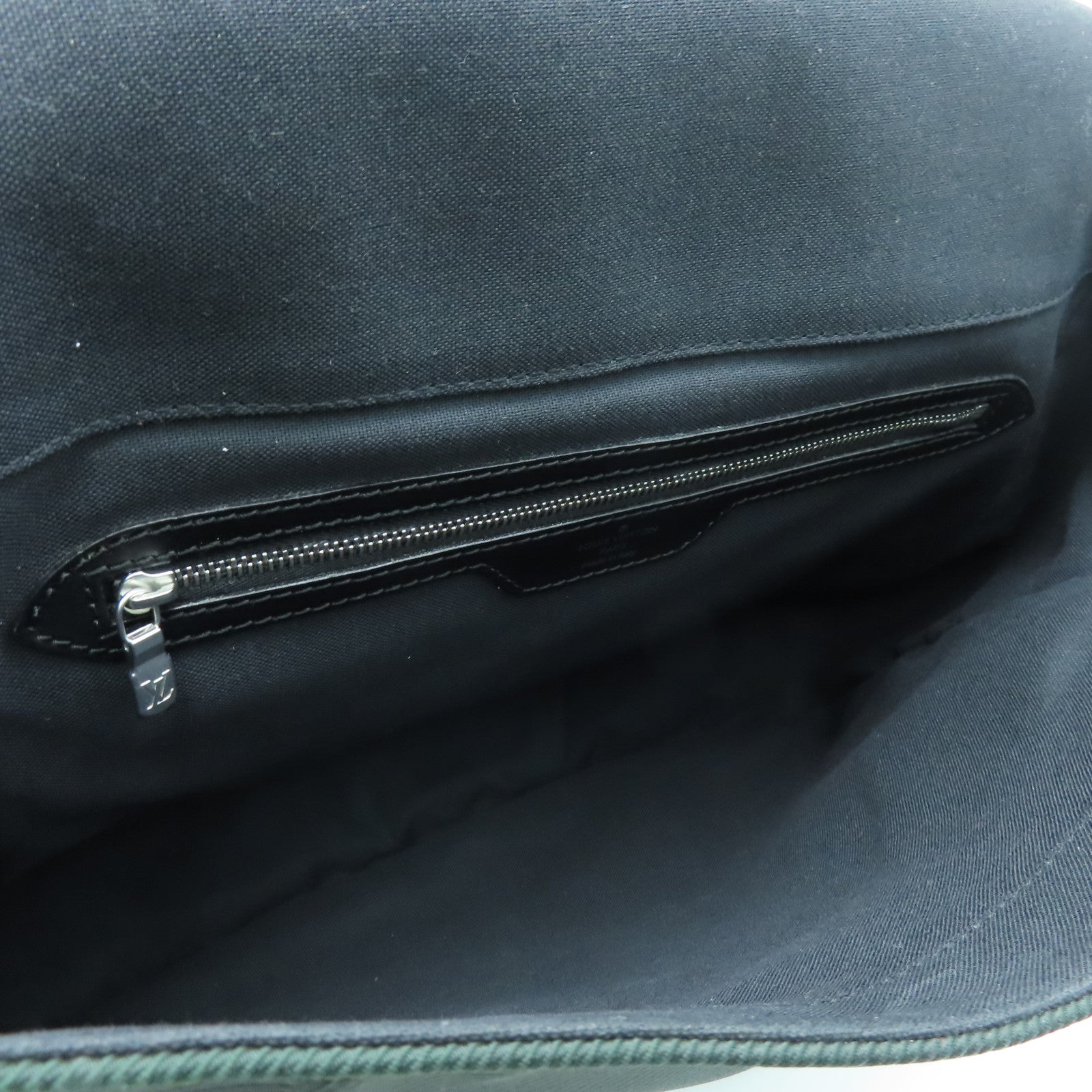 LOUIS VUITTON Taiga Outdoor Messenger Silver Buckle Shoulder Bag Silve –  Brand Off Hong Kong Online Store