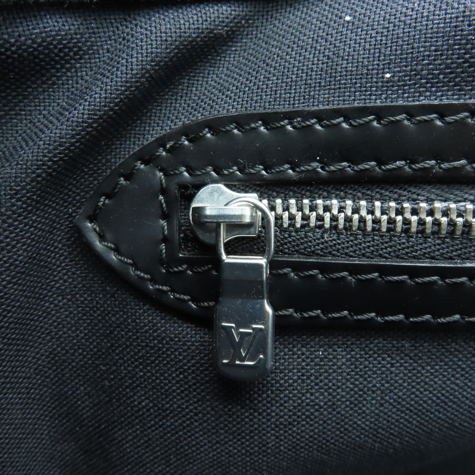 LOUIS VUITTON Taiga Outdoor Messenger Silver Buckle Shoulder Bag Silve –  Brand Off Hong Kong Online Store