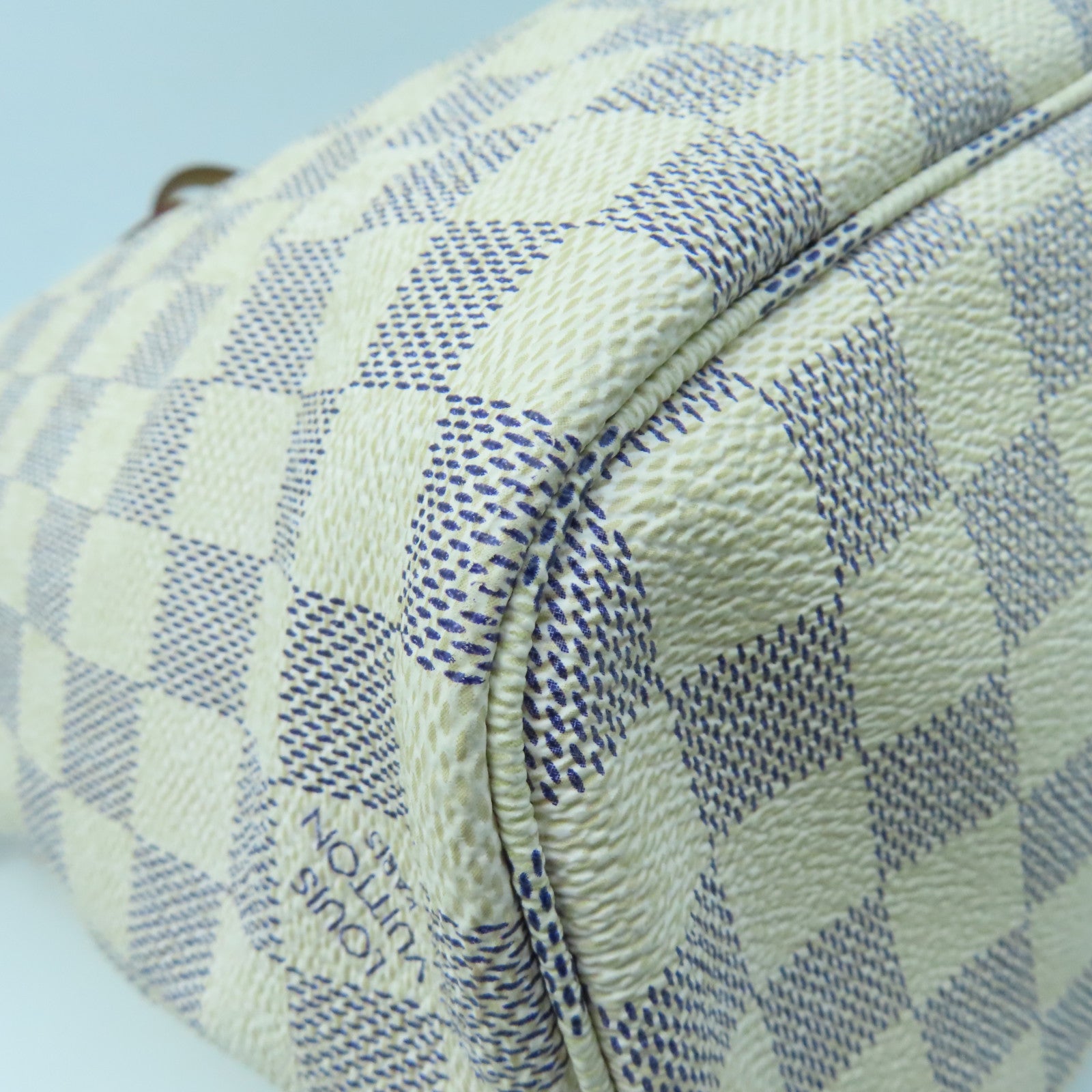 LOUIS VUITTON Damier Azur Neverfull MM Gold Buckle Handle Bag White – Brand  Off Hong Kong Online Store